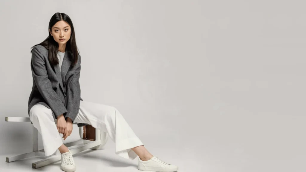 Gaya Monokrom yang Chic: Tampil Keren dengan Warna Sama!