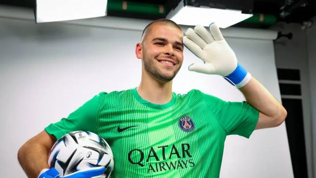 PSG Resmi Rekrut Lucas Chevalier, Masa Depan Donnarumma Dalam Spekulasi